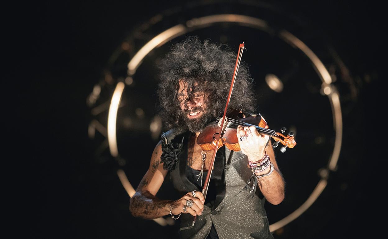 Actuación en directo del violinista.