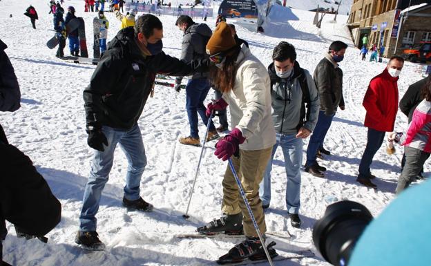 Moreno asegura que Sierra Nevada deberá interumpir su temporada «si hay restricciones a la movilidad»