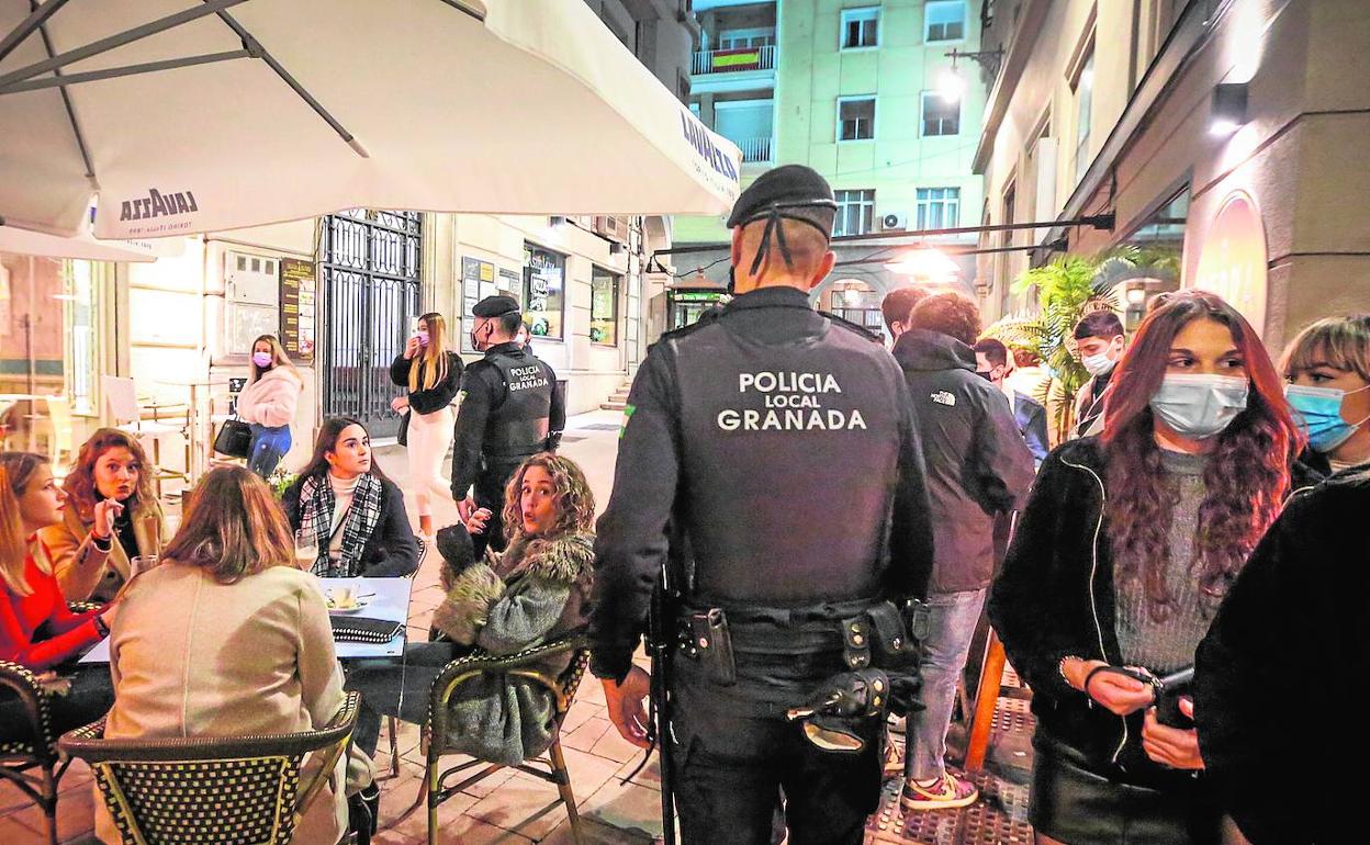 Dos agentes inspeccionan las terrazas en el entorno de la calle Moras.