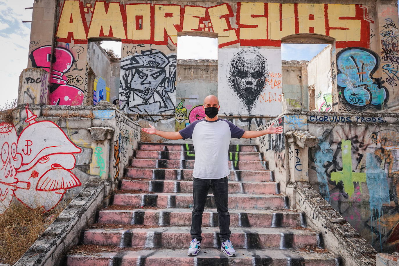 El investigador y artista Ramón Sendra, ante un muro de grafitis en la cementera de Atarfe. 