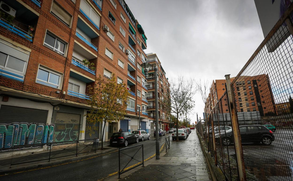 Condenados en Granada por amenazar con un hacha y apalear a una pareja para okupar su casa