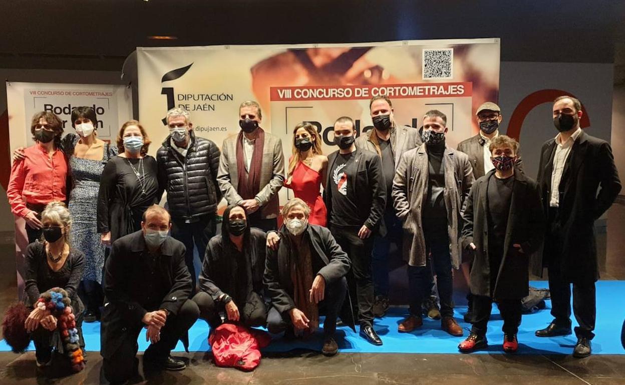 Foto de familia de autoridades, directores y de miembros del jurado del concurso Rodando por Jaén. 