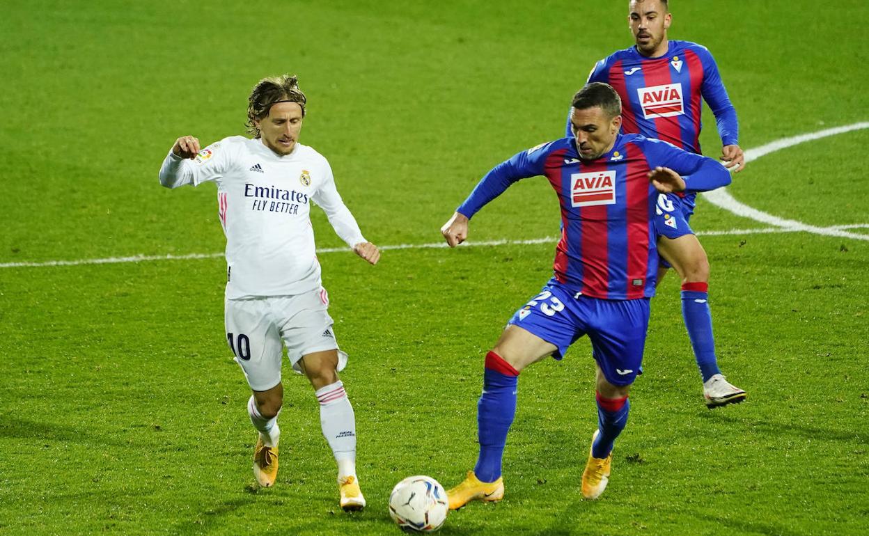 Luka Modric persigue un balón junto a Arbilla ayer en Ipurua. 