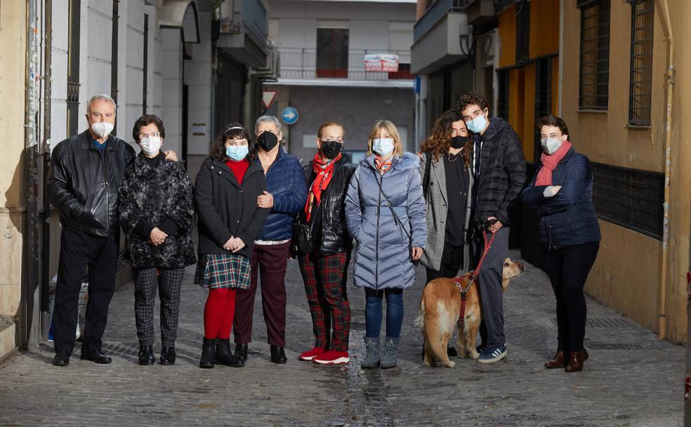 Algunos de los vecinos de la calle Afán de Ribera que se unieron nada más empezar la pandemia.