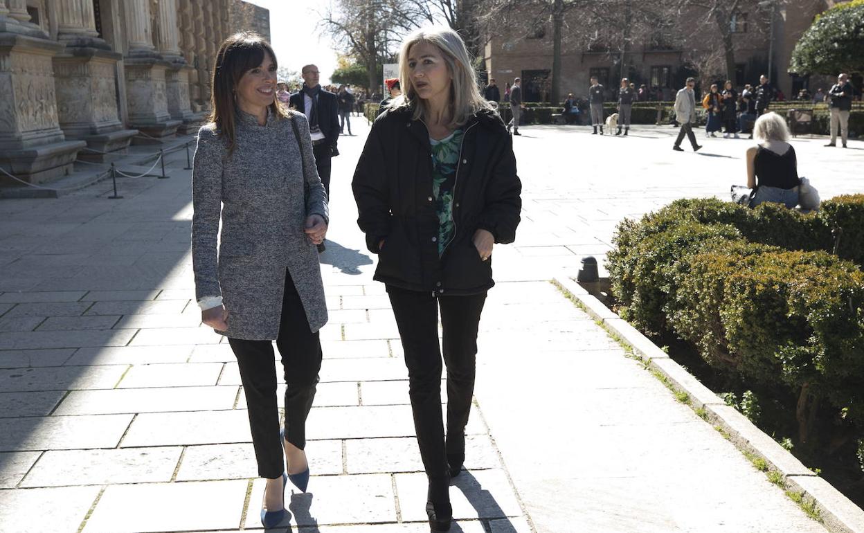 La directora de la Alhambra, Rocío Díaz, con la consejera de Cultura, Patricia del Pozo.