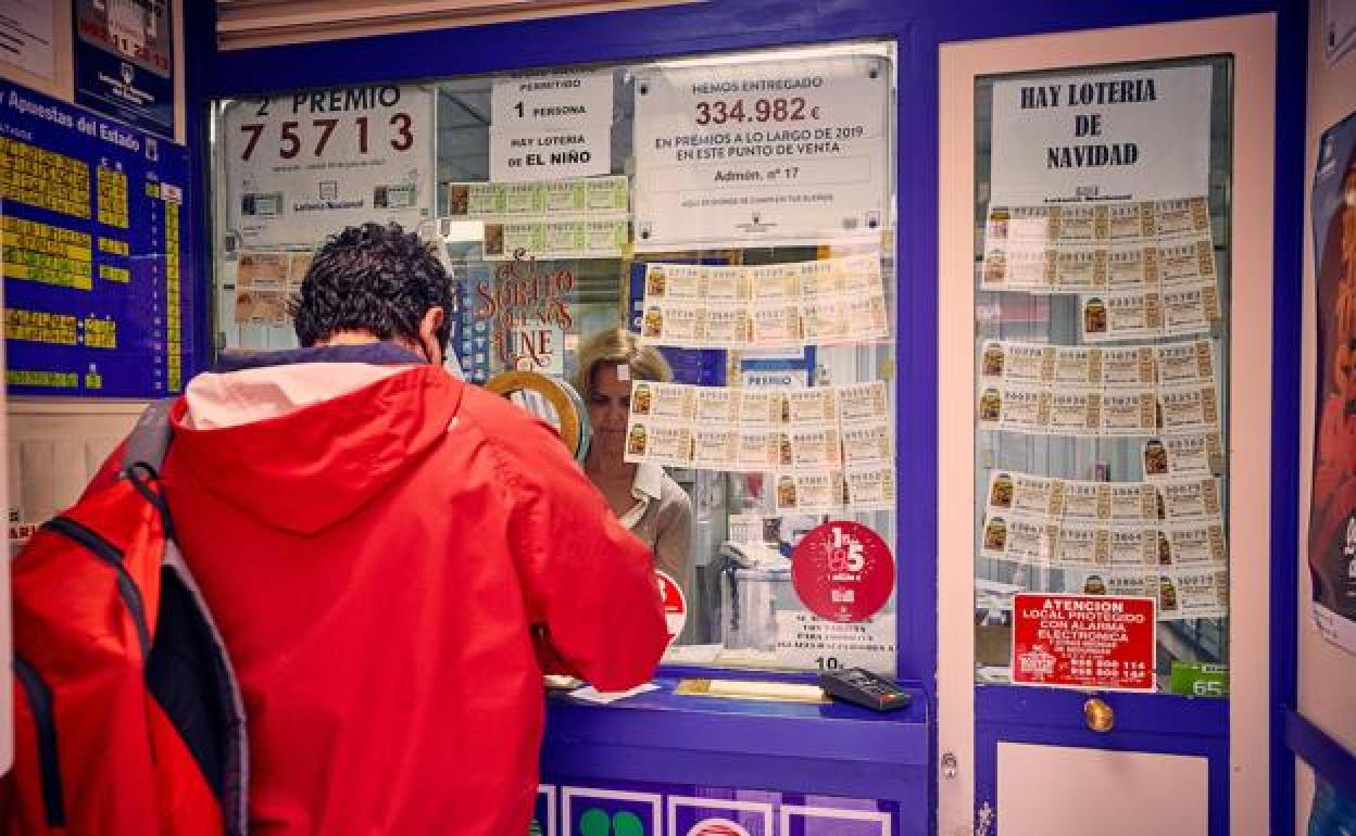 Décimos de lotería en una administración.