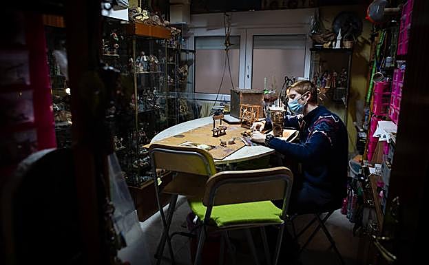 Habitación de la casa convertida en taller donde los Uribe Ruiz confeccionan las piezas para los belenes. 