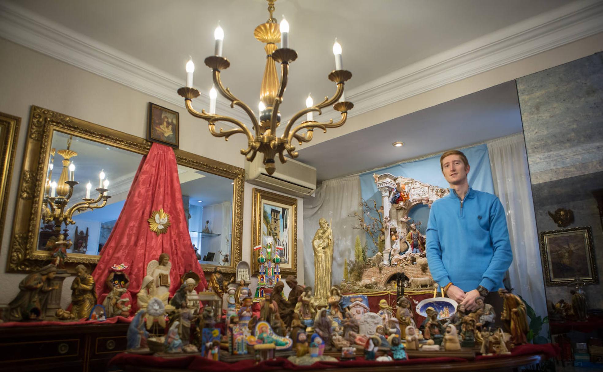 Miguel Ángel Uribe, en el salón de su casa con algunos de los belenes de la extensa colección familiar. 