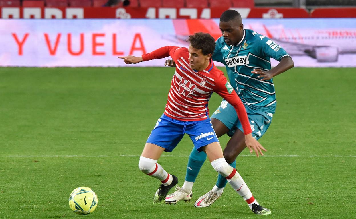 Luis Milla protege un balón ante William Carvalho. 