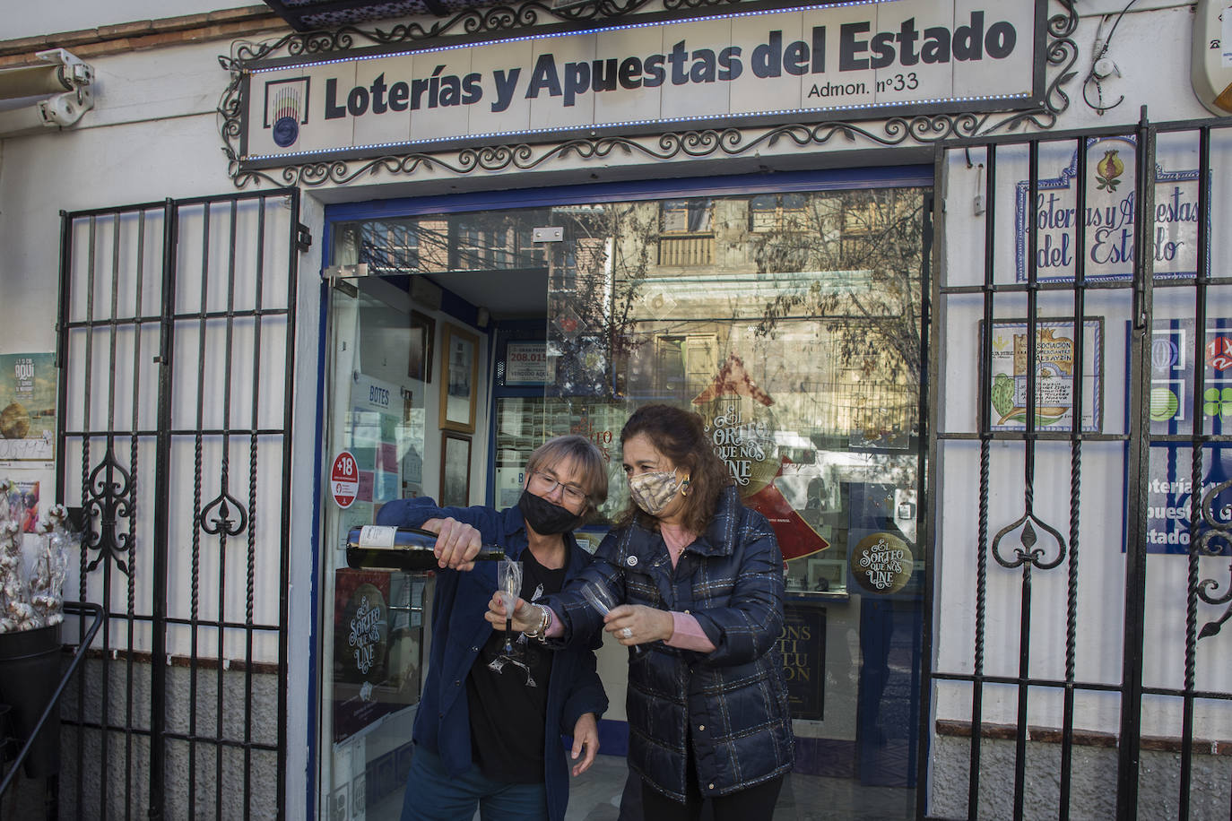 Alegría por partida doble en Granada capital con el Gordo y el cuarto premio.