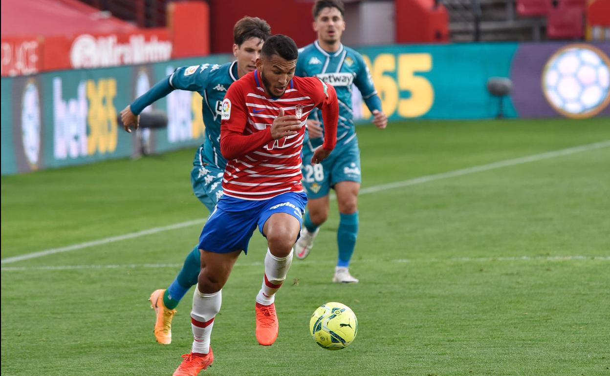 Luis Suárez emprende una cabalgada contra el Betis en Los Cármenes. 