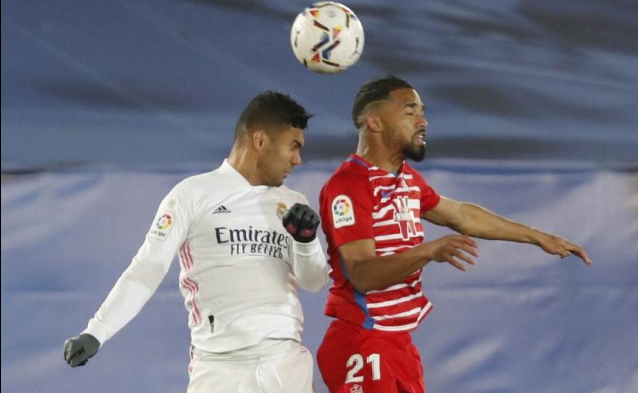 Casemiro (a la izquierda) salta junto a Yangel Herrera. 