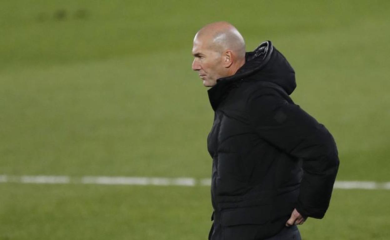 Zidane observa serio el partido del Madrid ante el Granada. 