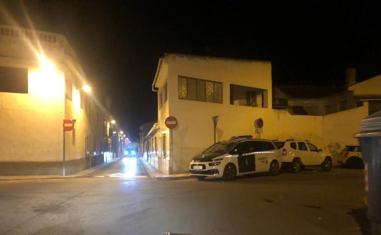 Un vehículo de la Guardia Civil en la zona de los registros en el barrio santaferino de Catanga