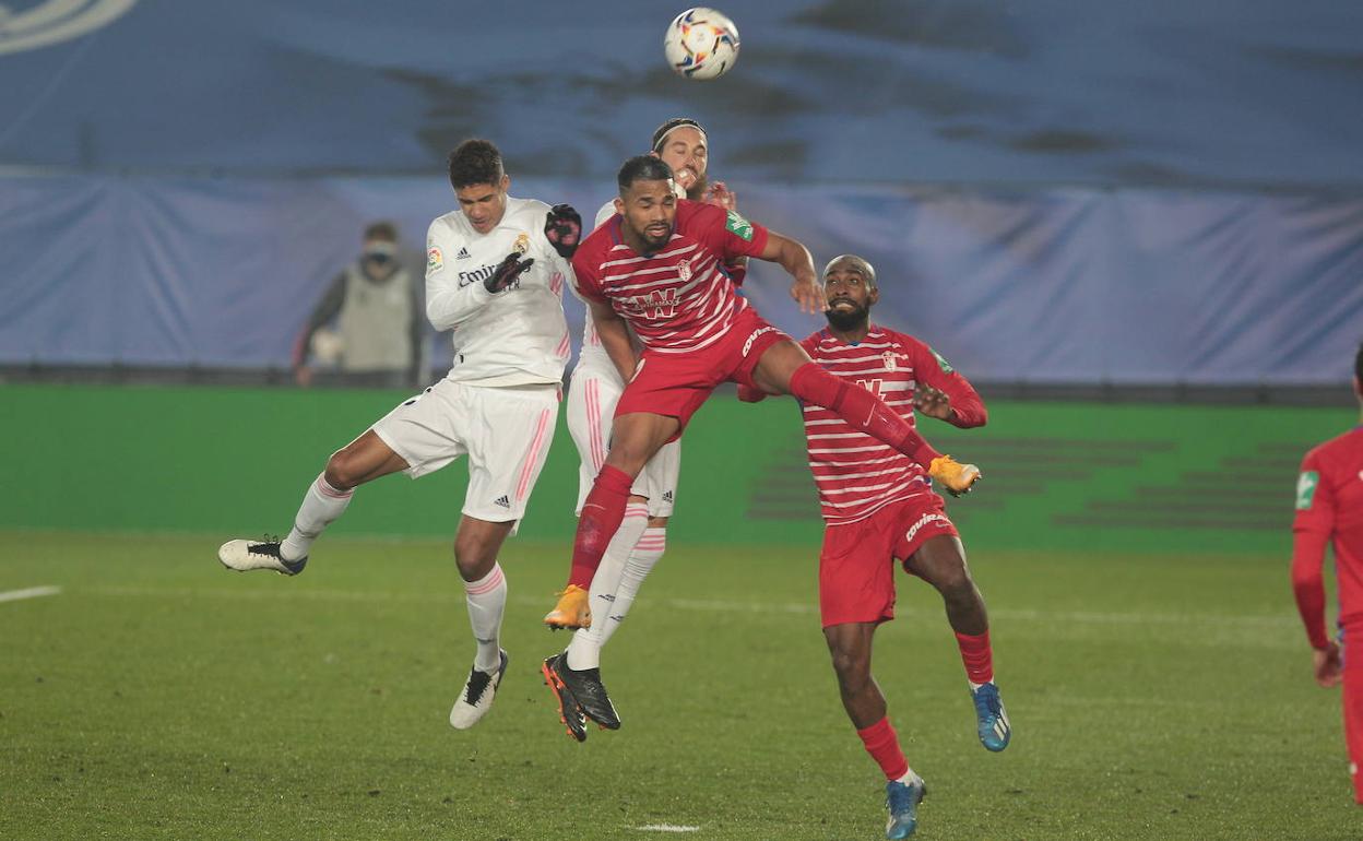 Yangel Herrera pugna un balón aéreo con Varane y Sergio Ramos. 