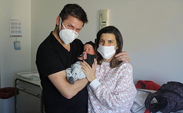 Florencia y Sebastián, con su hijo en brazos antes de abandonar el Hospital Clínico San Cecilio. 