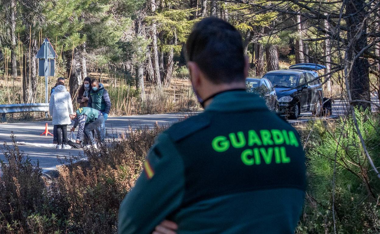 Agentes en la zona donde apareció el cadáver el pasado miércoles por la mañana.