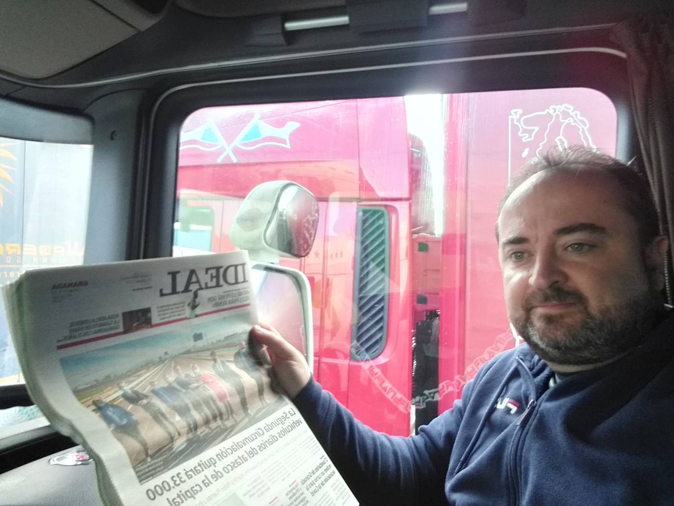 Javier siempre viaja con el IDEAL, donde estos días también es noticia. 