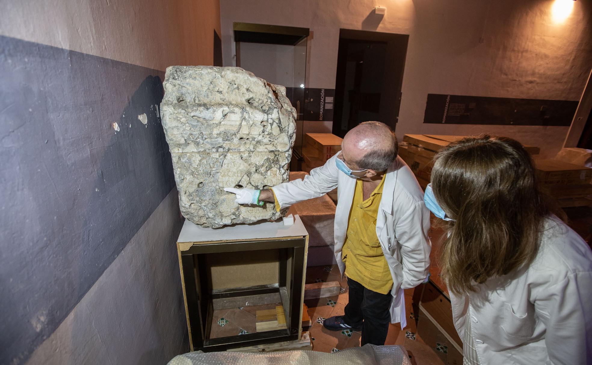 Isidro Toro, director del Museo Arqueológico, y Belén Ruiz, restauradora, junto al pedestal de la estatua que Publio Cornelio Anulino debió tener en el foro de Ilíberis.
