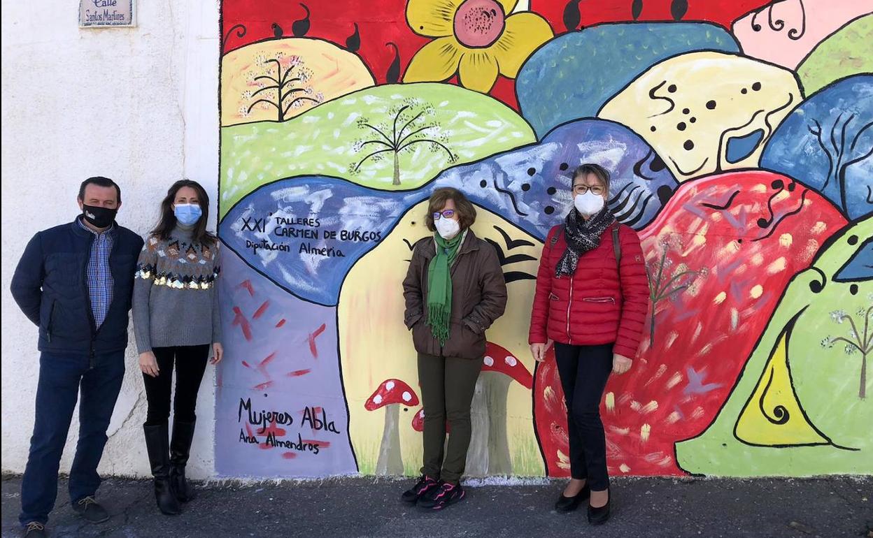 Carmen Belén López, segunda por la izquierda, en los talleres de Abla.