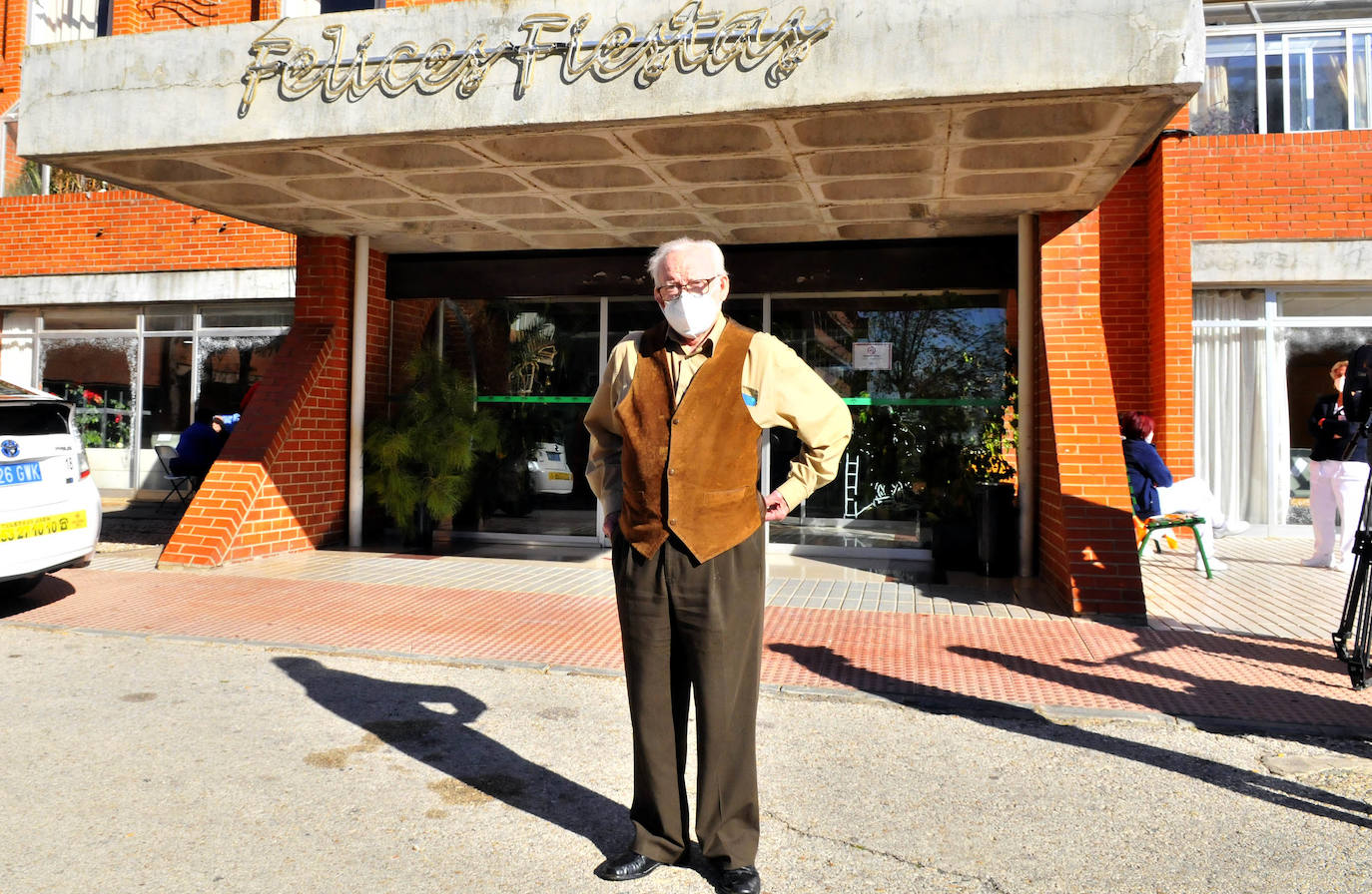 Antonio Caro, el primer jienense en recibir la vacuna de Pfizer, ante la puerta de la residencia de Linares. 