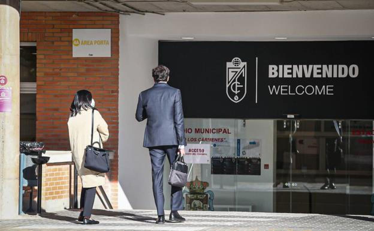 La consejera Sophia Yang y el abogado Javier Aranguren.