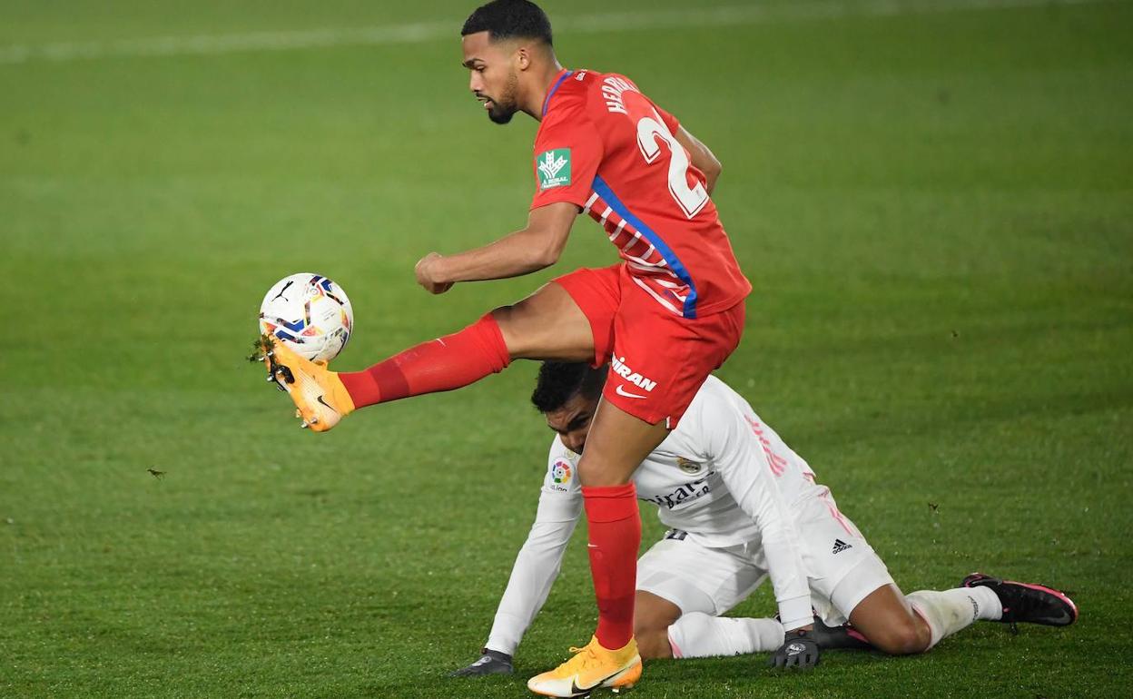 Yangel Herrera juega un balón durante el partido contra el Real Madrid. 