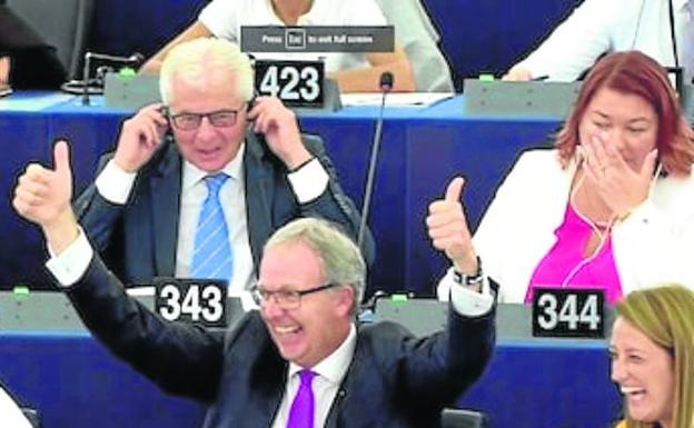 Imagen principal - 1. El alemán Axel Voss celebra la aprobación de la directiva de los derechos. | 2. El jurista y eurodiputado Sosa Wagner, a la derecha, charla con un asesor en los cuarteles generales del Parlamento con sede en Bruselas. | 3. Jean-Claude Juncker, expresidente de la Comisión, endureció las reglas del juego, llegando a prohibir las reuniones con aquellos lobistas que no estuvieran registrados.