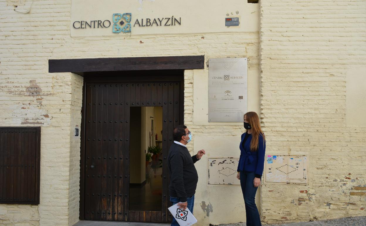 La delegada de Empleo y Transformación Económica, Virginia Fernández, y el director del Centro Albayzín, Antonio Suárez