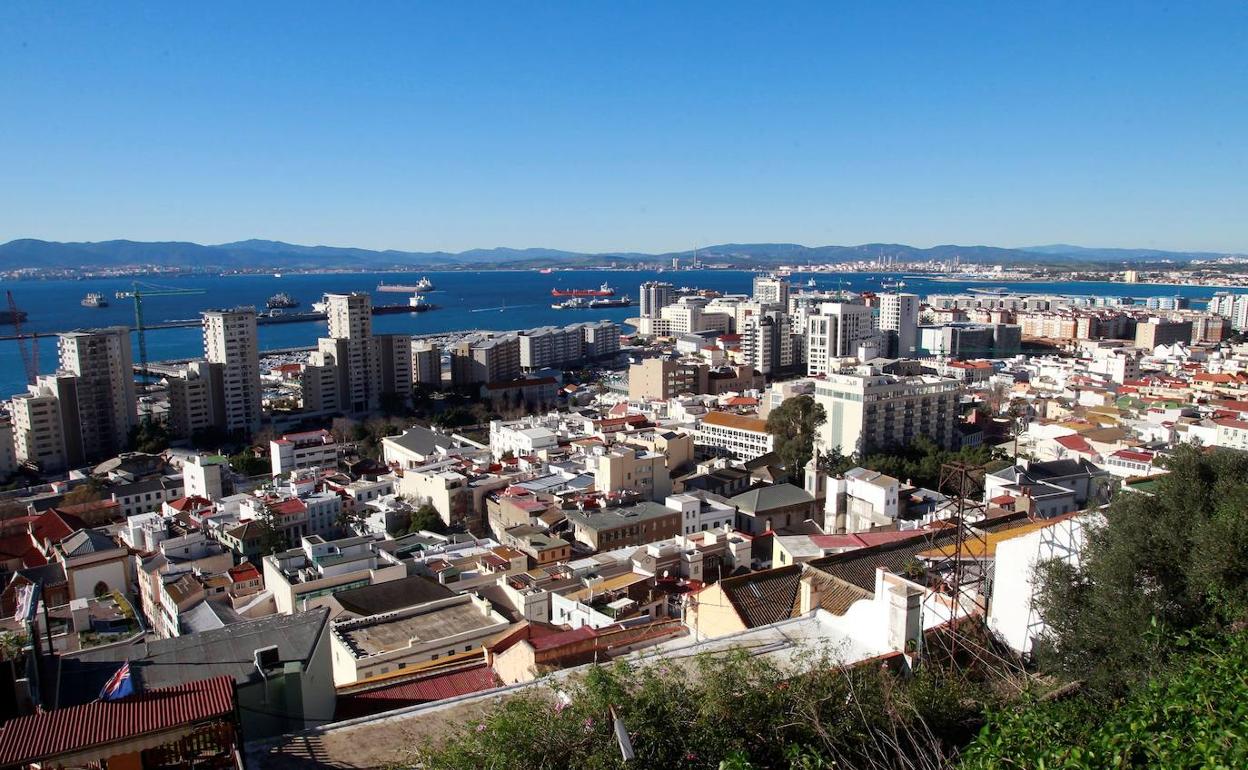 La bahía de Algeciras y la comarca de Campo de Gibraltar, afectada por la nueva cepa británica del virus, en una vista desde el Peñón.