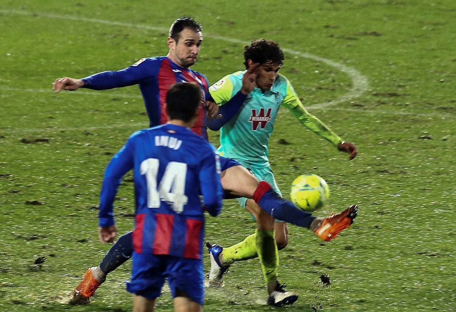 El Granada se bate con el Eibar y el frío en tierras guipuzcoanas.