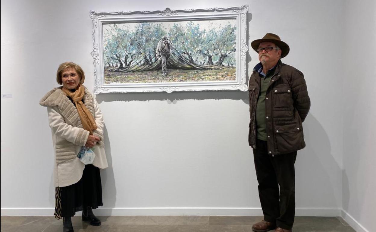 Faustino Castillo y su mujer posan junto a una de las obras expuestas en el Museo Zabaleta. 