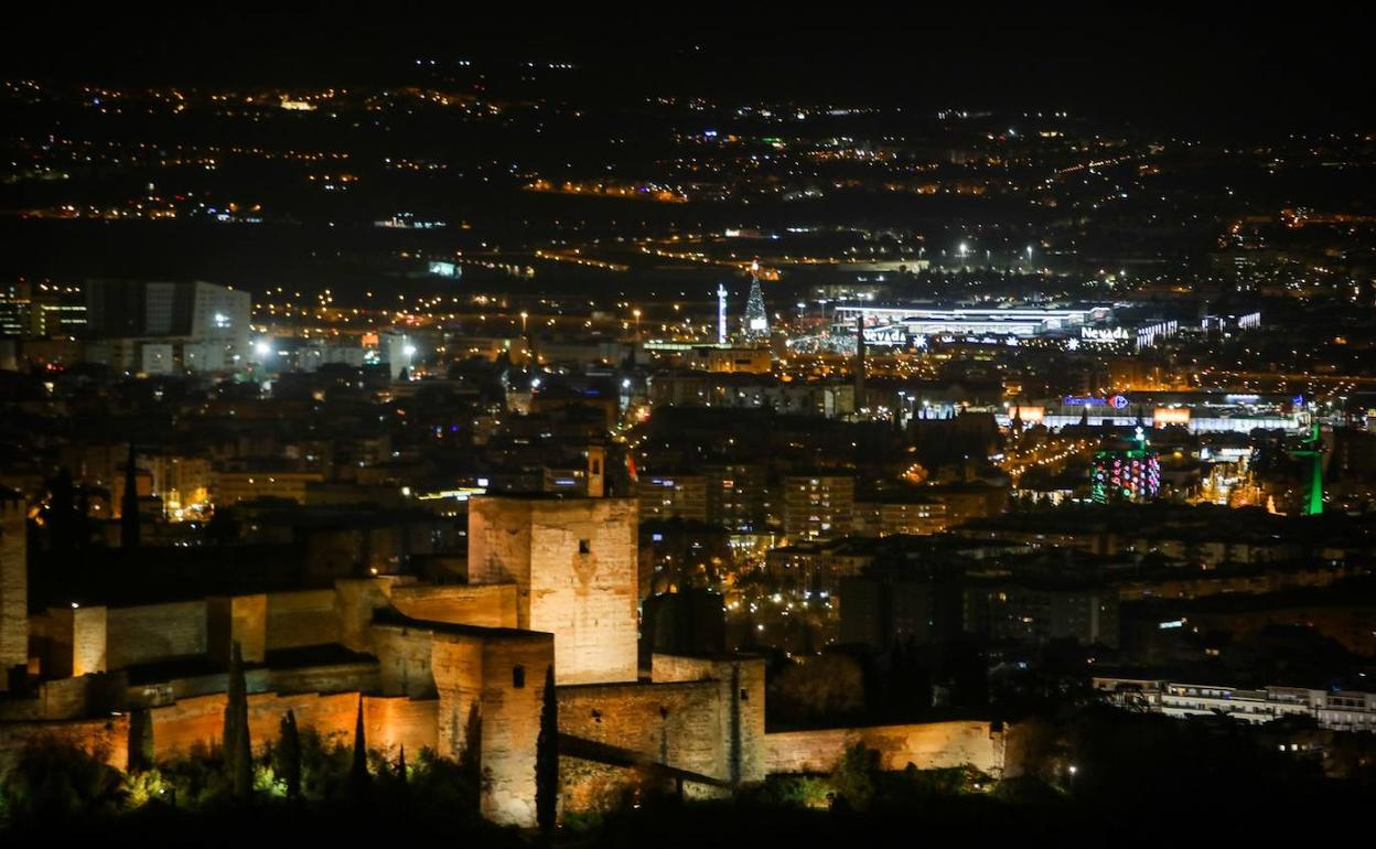Granada, desde San Miguel esta Navidad. En la imagen se distingue la luz 'azul' de los establecimientos, que se apagó un 45% en el confinamiento. 