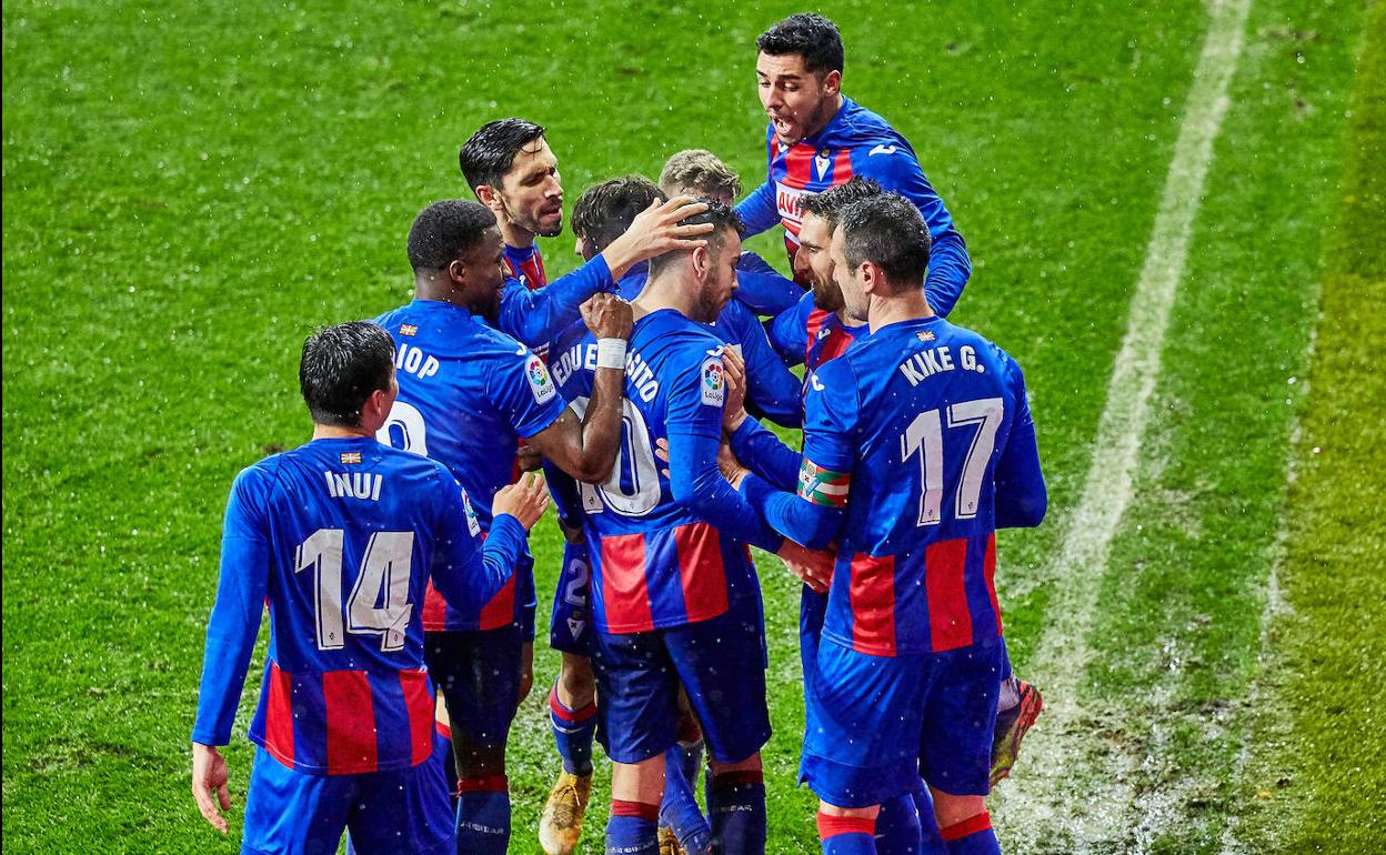 Los jugadores del Eibar celebran uno de los dos goles de Bryan Gil en el partido. 