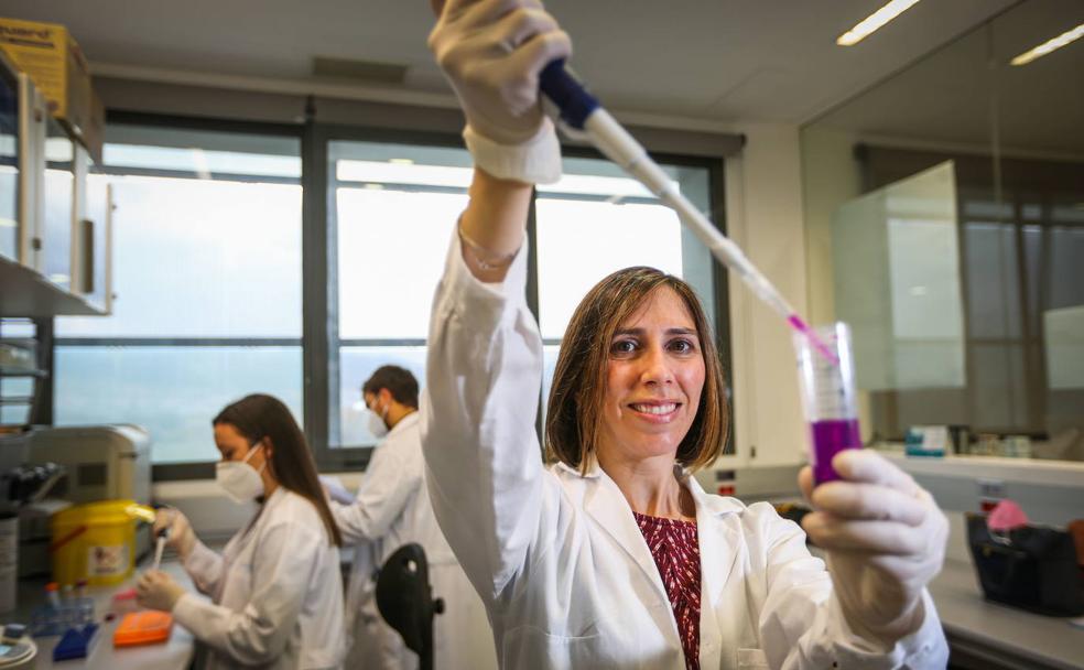 María Jesús Álvarez Cubero, en el laboratorio de Genyo.