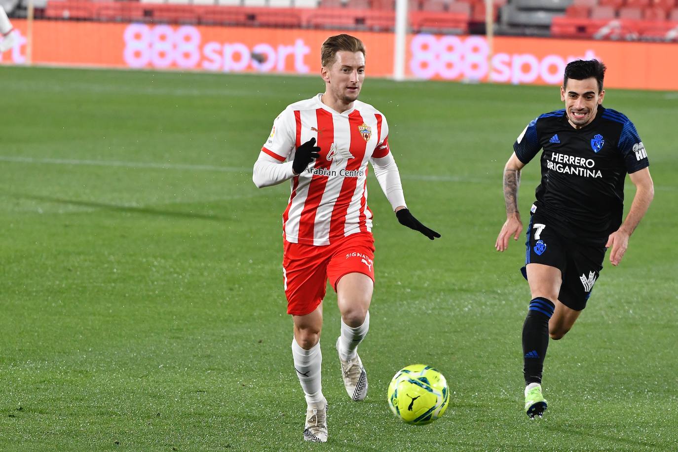 Iván Balliu es perseguido por el exrojiblanco Gaspar. 