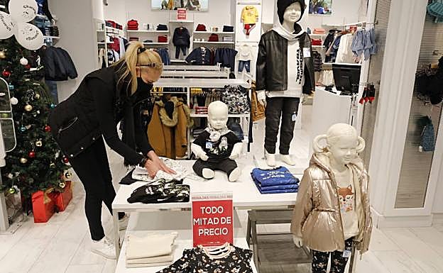 Alexandra prepara el género en la tienda de ropa infantil de la calle Mesones.