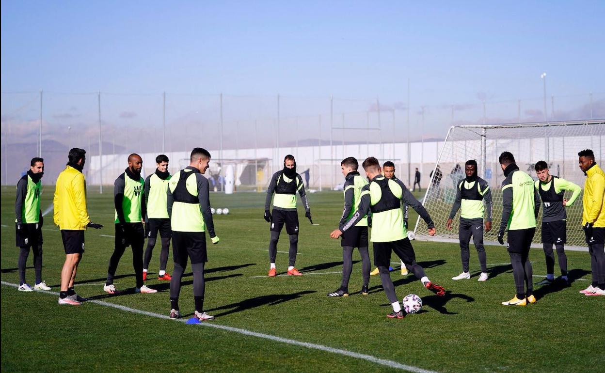 Ángel Montoro, el primero por la izquierda, junto al grupo este lunes en la Ciudad Deportiva. 