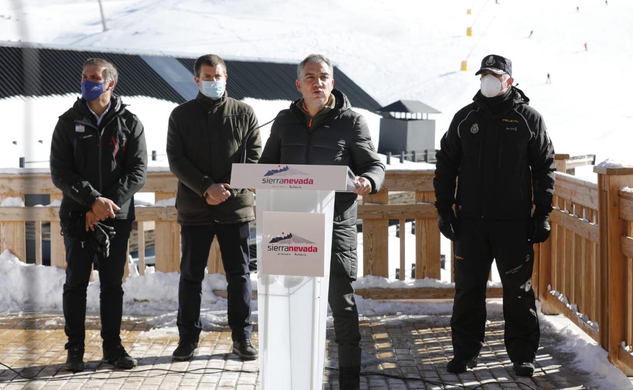 Elías Bendodo en su visita de hoy a Sierra Nevada.