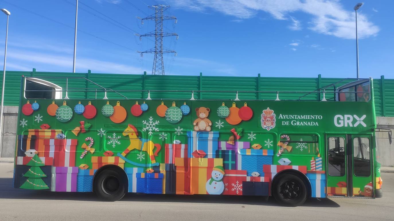 El autobús está decorado con motivos navideños. 