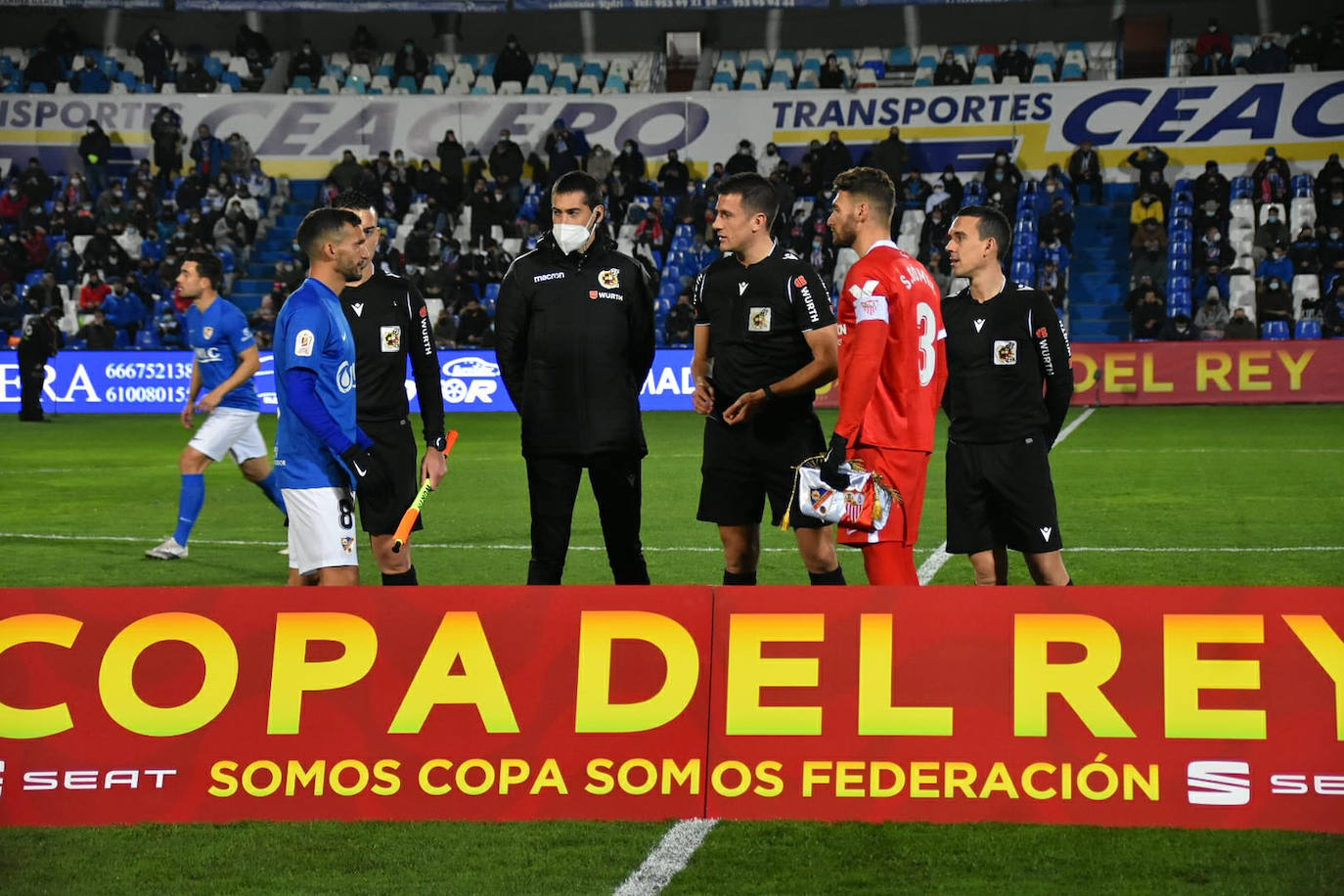 Capitanes y colegiado sortean campos y balón.