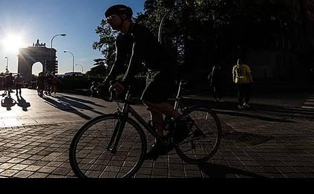Multas de 200 euros a los patinetes y bicis por circular por las aceras