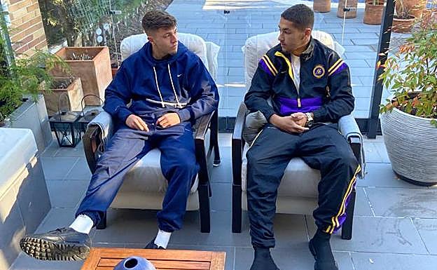 Los hermanos Antonio y Óscar Aranda, reunidos esta Navidad en su casa en Granada. 