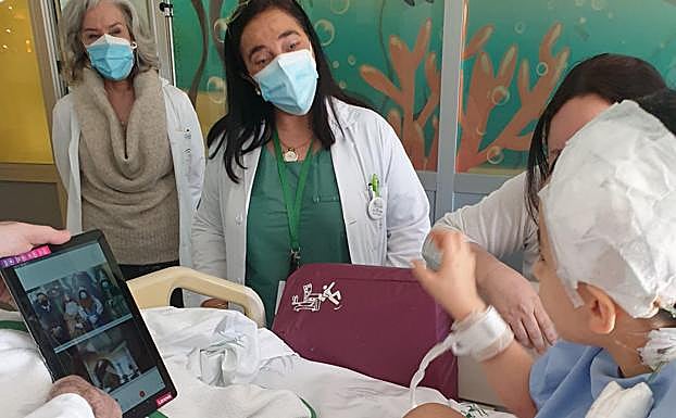 La directora gerente del hospital, María Ángeles Garíca Rescalvo, visita a los niños durante la videoconferencia