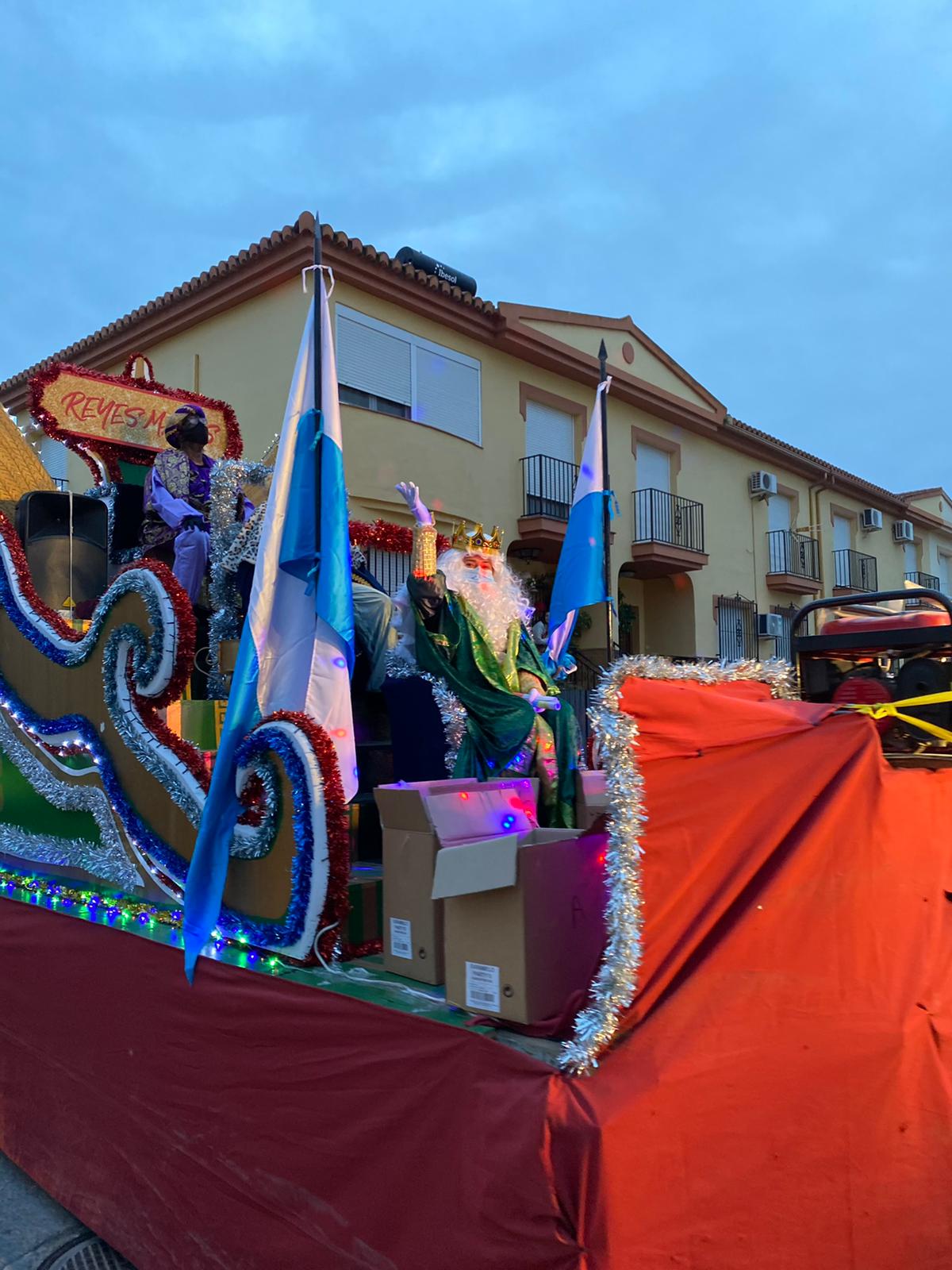 El rey Melchor saluda a su paso por Vegas del Genil.