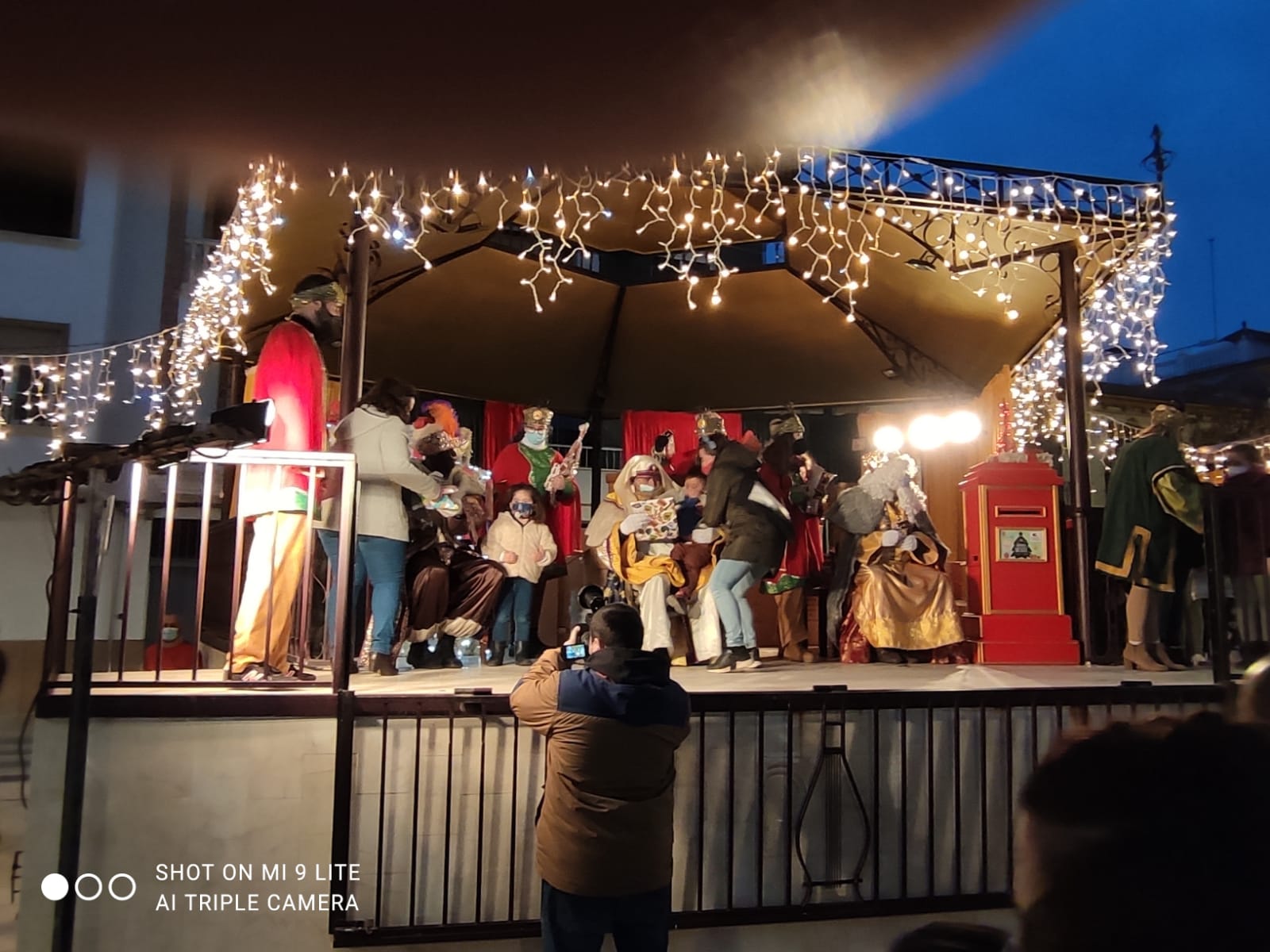 Niños con los Reyes en Huétor Tájar.