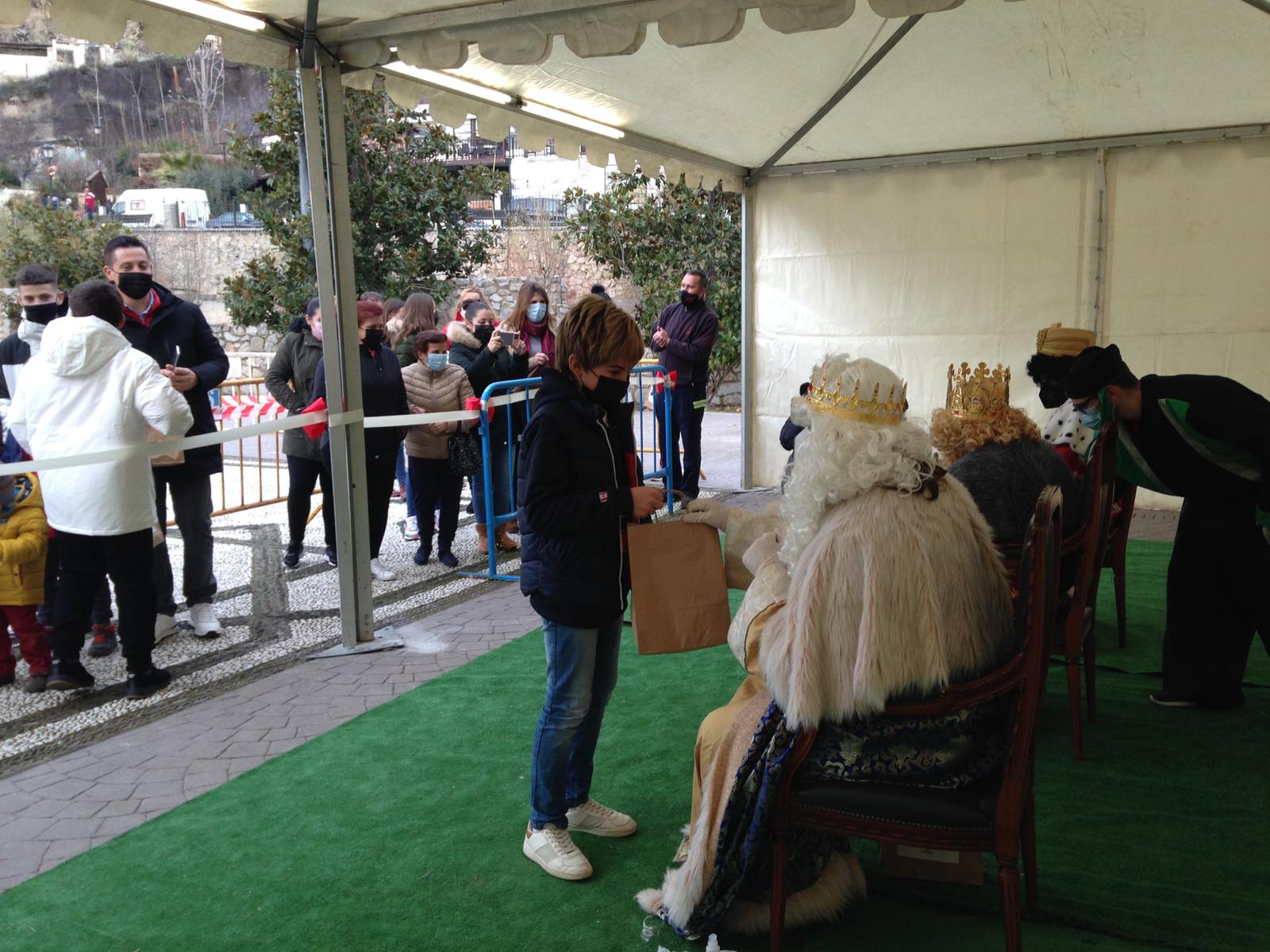 Los Reyes Magos ha repartido regalos en Monachil bajo una carpa.