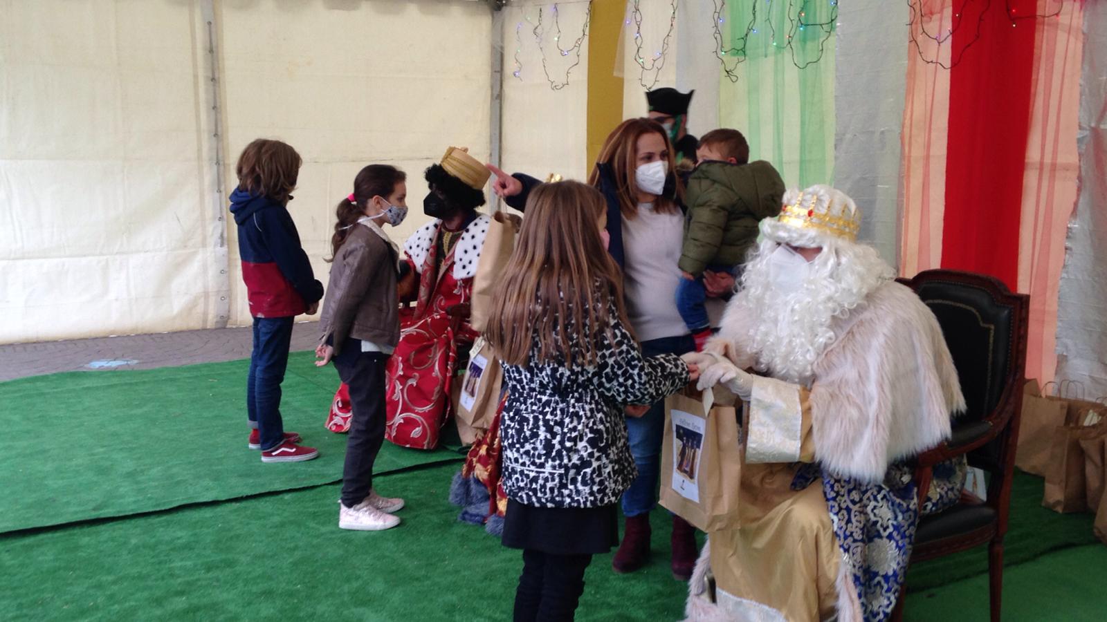 Más niños desfilan ante Sus Majestades en Monachil.