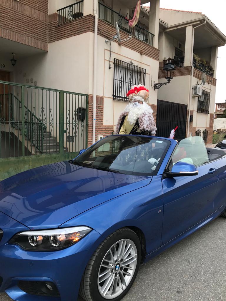 El rey Gaspar, en descapotable en Otura.