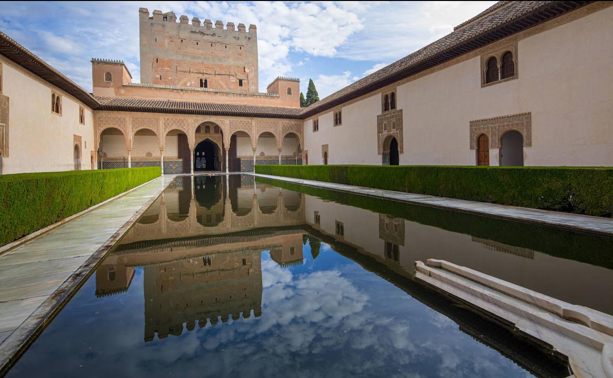 El Patio de los Arrayanes, solo, en uno de los cierres. 